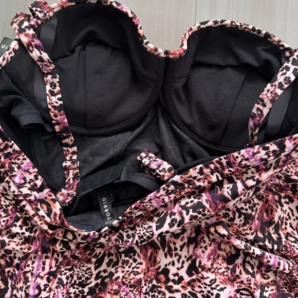 NWT Torrid Underwire Twist Front One Piece Swimsuit size 1X cup D/DD - Picture 6 of 8